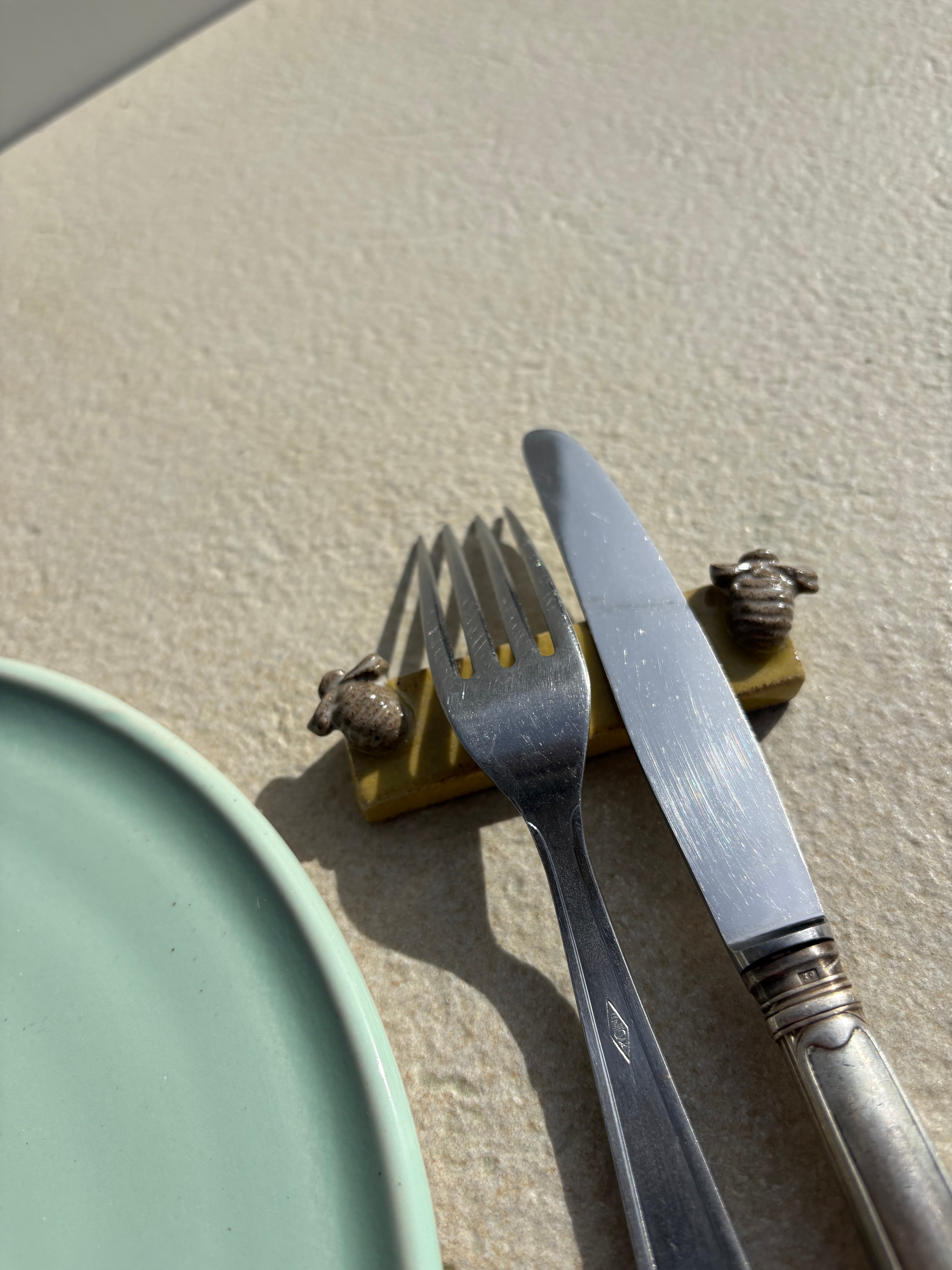 Porte couverts abeilles