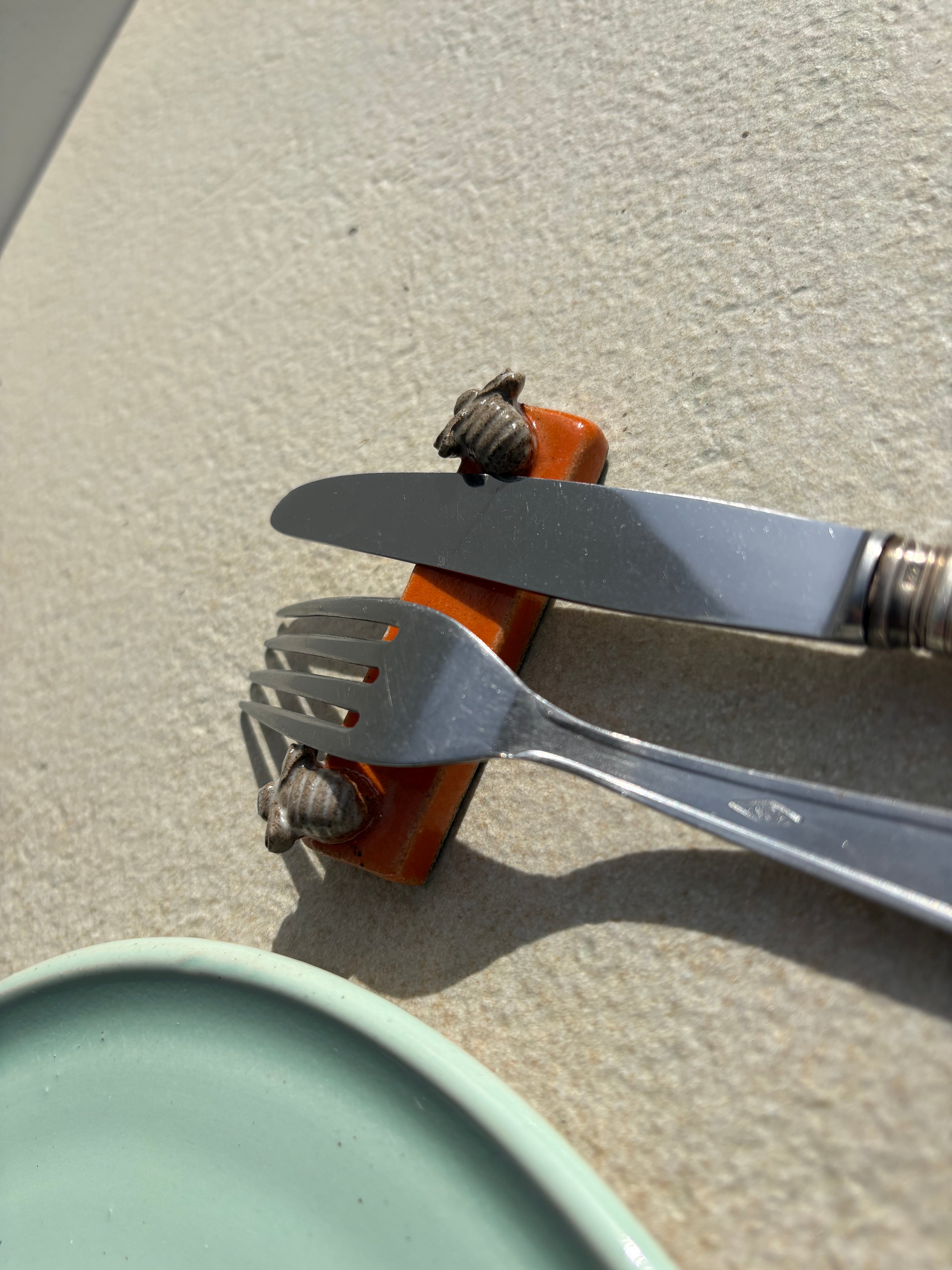 Porte couverts abeilles