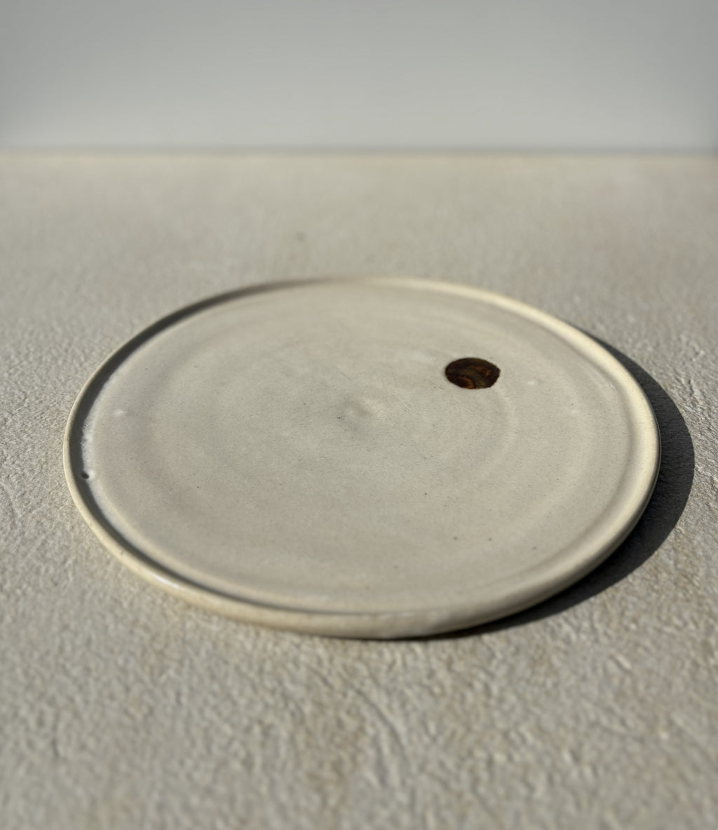 Assiette avec motif point