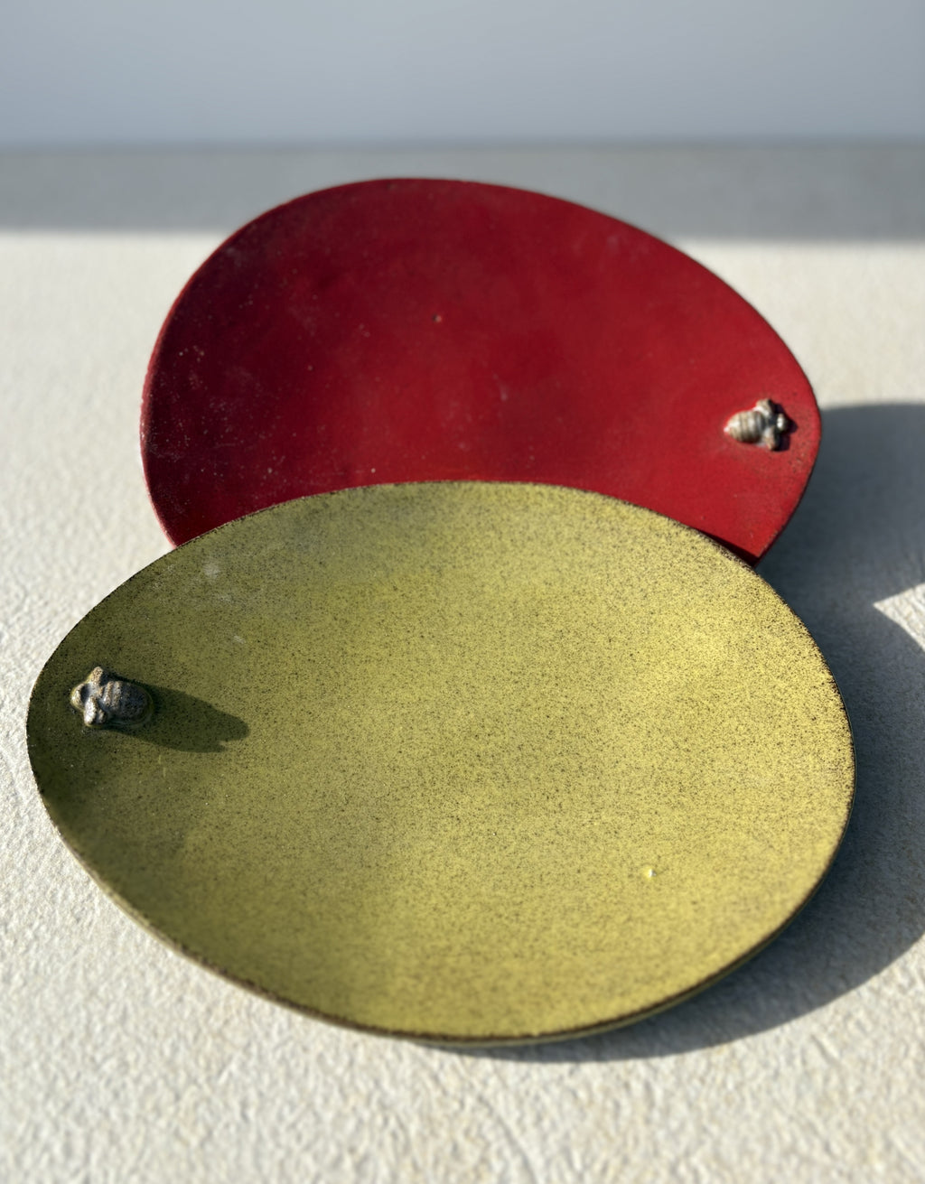 Assiettes ovales avec motif abeille
