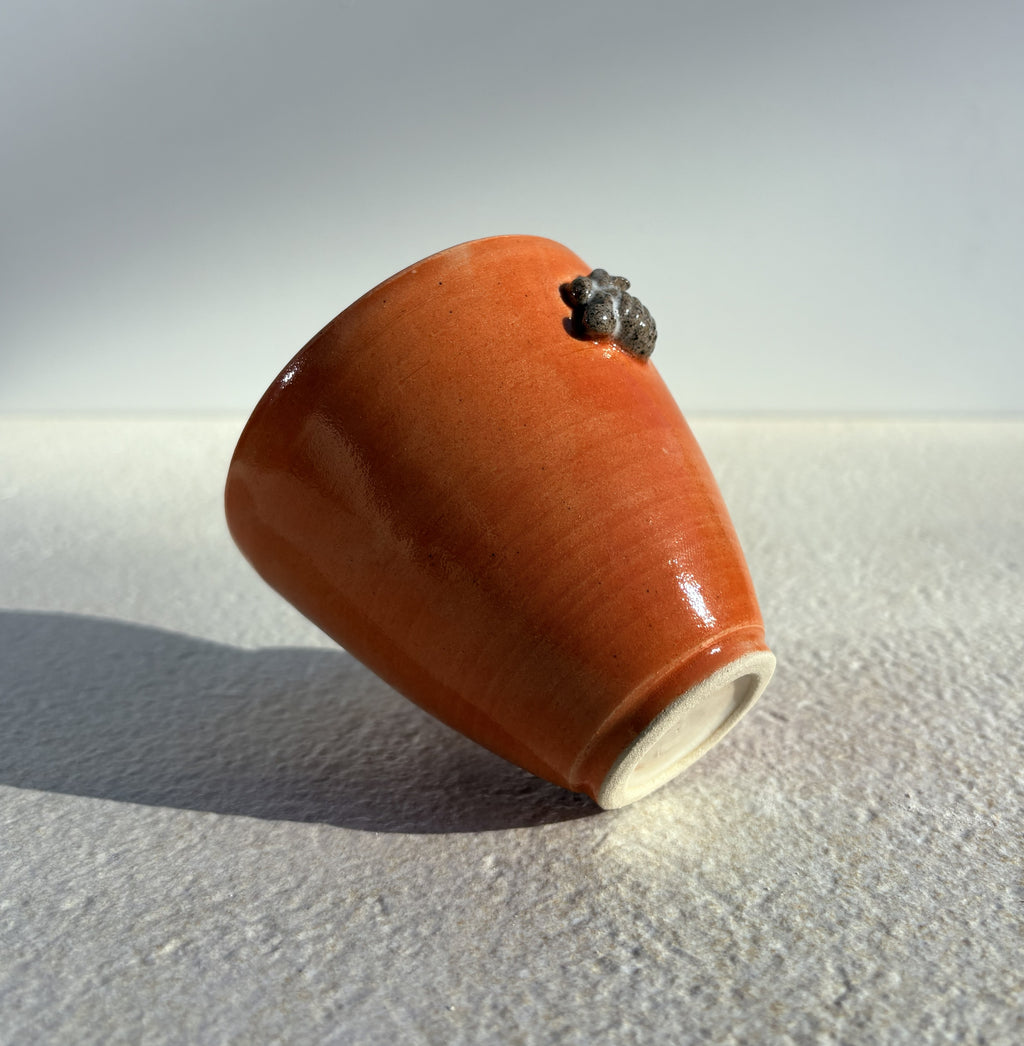 rouge avec abeille
